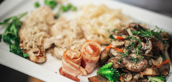 Курица с «колодцем» из лапши, сыром и орехами