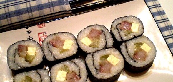 Роллы с соленым огурцом и сельдью