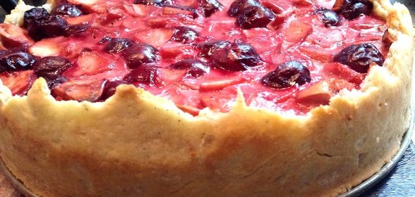 Тарт с яблоками, вишней и марципаном