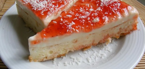 Бисквитные пирожные со сливочным желе и клубничным джемом