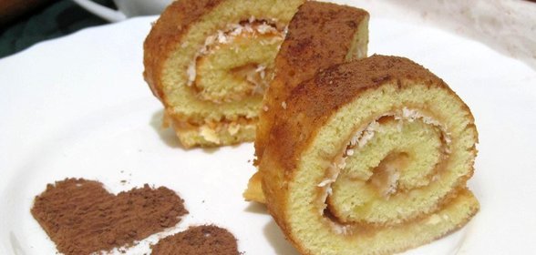 Рулет бисквитный с повидлом и кокосовой стружкой