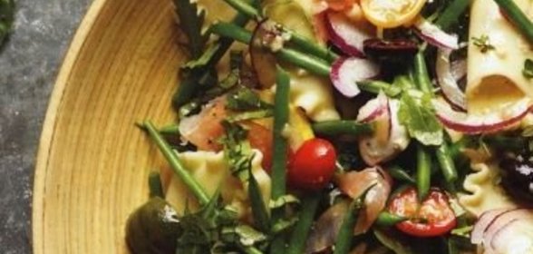 Салат с пастой, сыром и стручковой фасолью