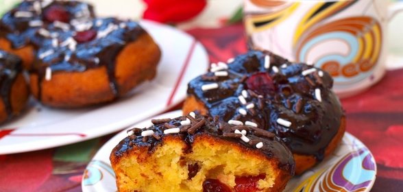 Творожные кексы с шоколадной глазурью