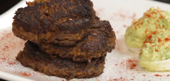Котлетки из фасоли и сладкого перца с пюре из авокадо