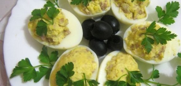Яйца, фаршированные консервированной рыбой
