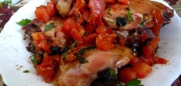 Запеченная курица с помидорами