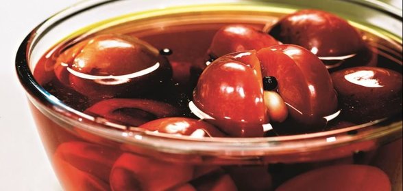 Сливы, маринованные с чесноком