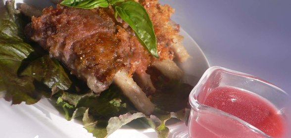 Ребрышки кабанчика в картофельных хлопьях под брусничным соусом