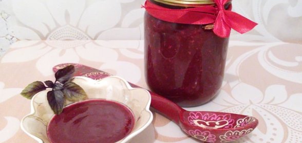 Брусничный чатни с базиликом и чесноком