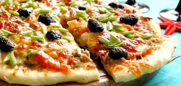 Пицца с консервированным тунцом и луком