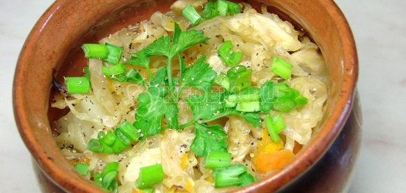 Квашеная капуста с картофелем, запеченная в горшочке