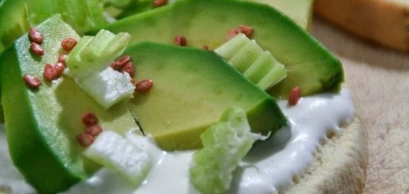 Брускетта с авокадо и сливками