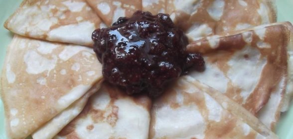 Постные блинчики с земляничным вареньем
