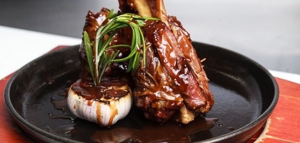 Ножка ягненка, тушенная с розмарином