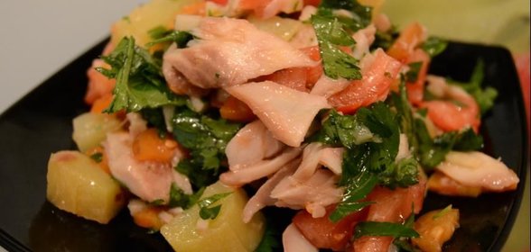 Салат с копченой рыбой по-сербски