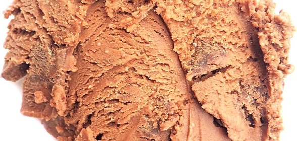 Мороженое с шоколадом, темным пивом и кусочками пивного брауни