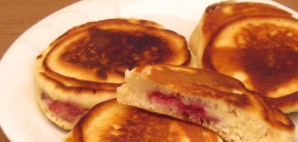Постные оладьи с малиновой начинкой