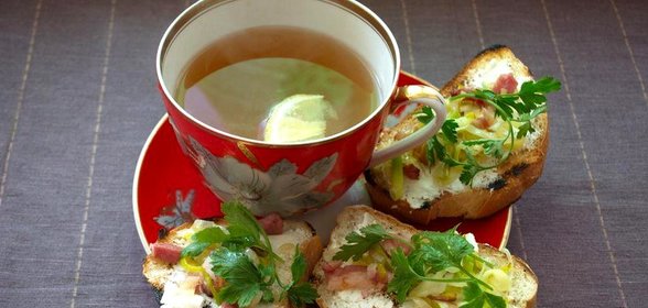 Бутерброды с фетой луком пореем и беконом