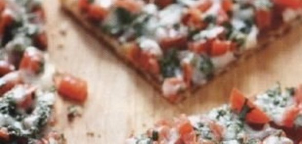 Пицца с помидорами на сковороде