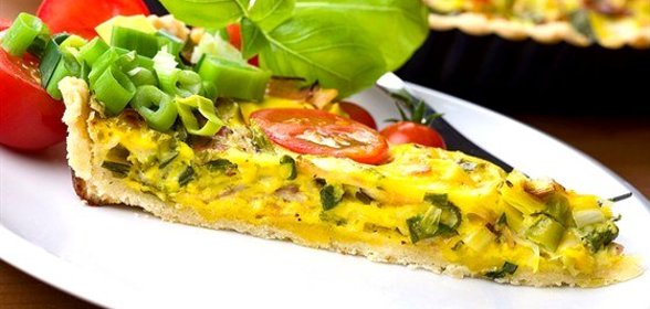Омлет со сливочным маслом и луком пореем