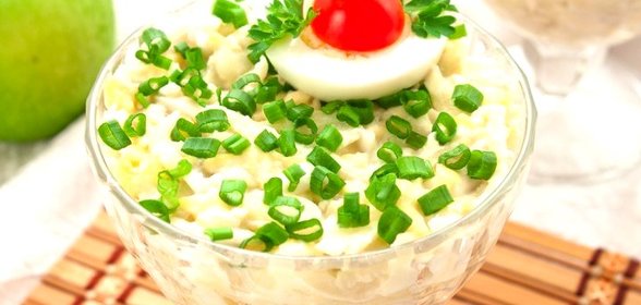 Салат с кальмарами, яблоками и сыром