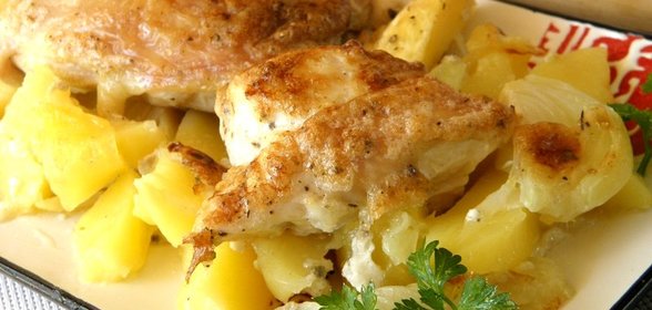 Картошка с курицей в духовке под соусом