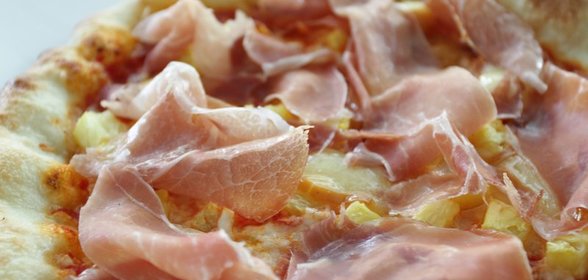 Пицца с ветчиной и сыром