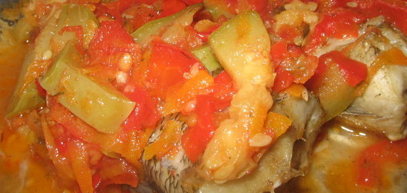 Запеченная рыба с домашним консервированным овощным салатом