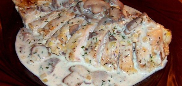 Курица с грибами в сметане