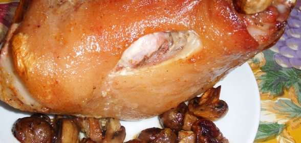 Рулька с жареными грибами