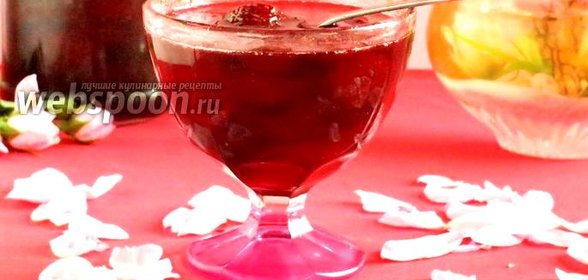 Варенье клубничное с лепестками роз