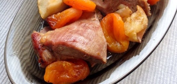 Индейка с курагой и яблоками