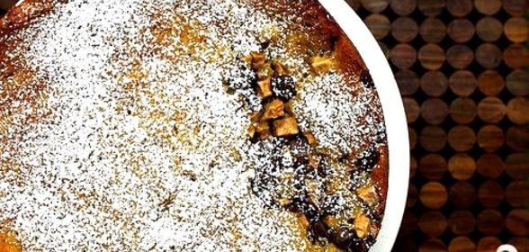 Шоколадный пирог с грушами