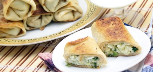 Блины на кефире, фаршированные яйцом, рисом и луком