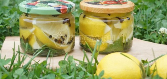 Маринованные лимоны с листьями смородины