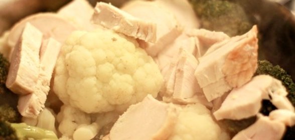 Индейка с брокколи и цветной капустой