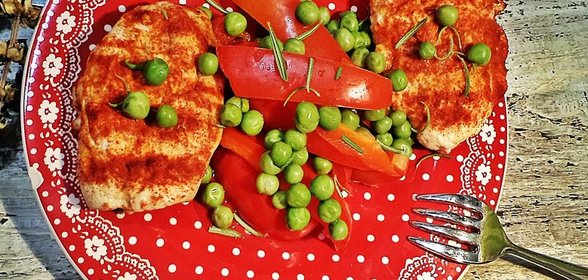 Красная грудка цыпленка с яркими овощами за 5 минут!