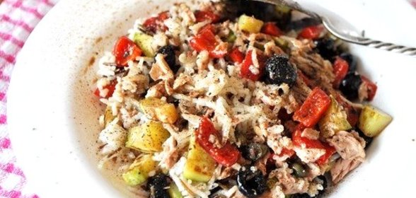 Салат из консервированного тунца с рисом