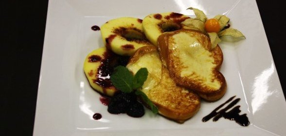 Жареная скаморца с яблоками и ежевичным конфитюром