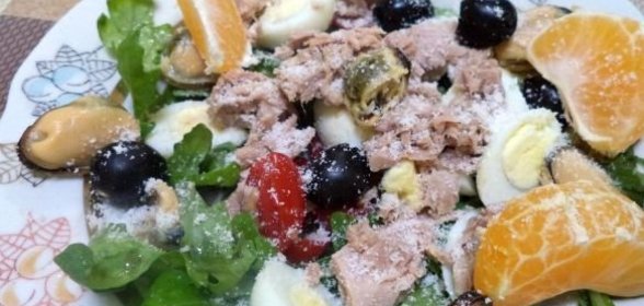 Салат «Новый» с консервированным тунцом и мидиями