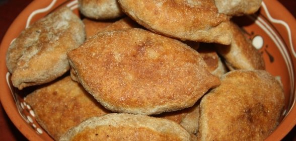 Пирожки из цельнозернового теста с картофелем, индюшатиной, маслинами и зеленью