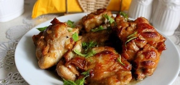 Жареное куриное филе в медово-соевом маринаде с оливками