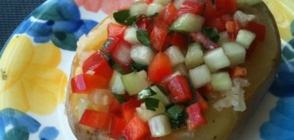 Картофель с сыром и овощным салатом