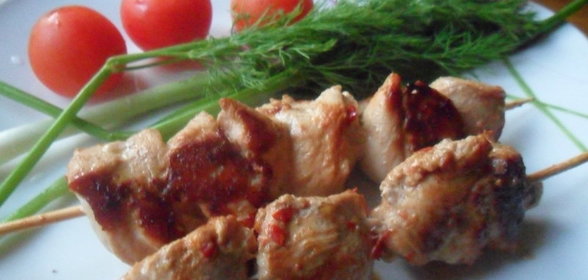 Куриные шашлычки на шпажках