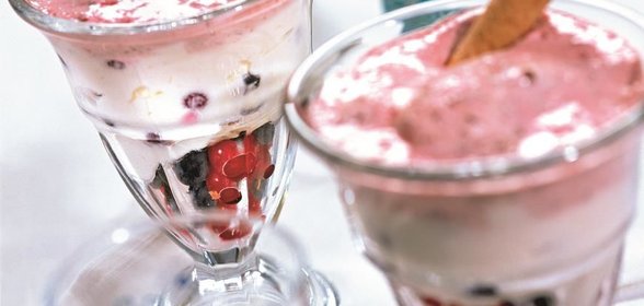 Ягоды с творожным кремом и йогуртовым соусом