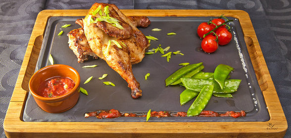 Цыпленок с овощами и соусом