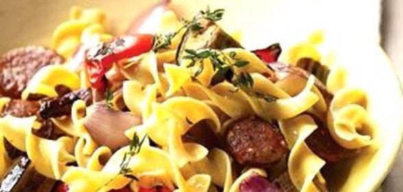 Лапша с куриной колбасой и овощами