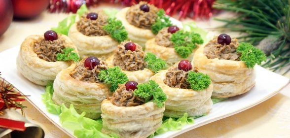 Шпроты, запеченные в слоеном тесте