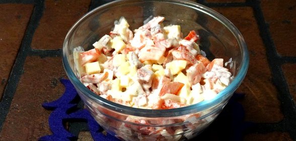 Салат с колбасой и сыром