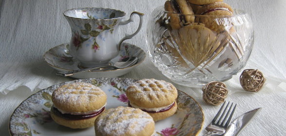 Печенье Монте-Карло с венским кремом и малиновым джемом (Monte Carlo biscuits)